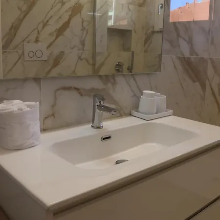 Bright, Comfortable Milanese Refuge * ميلان